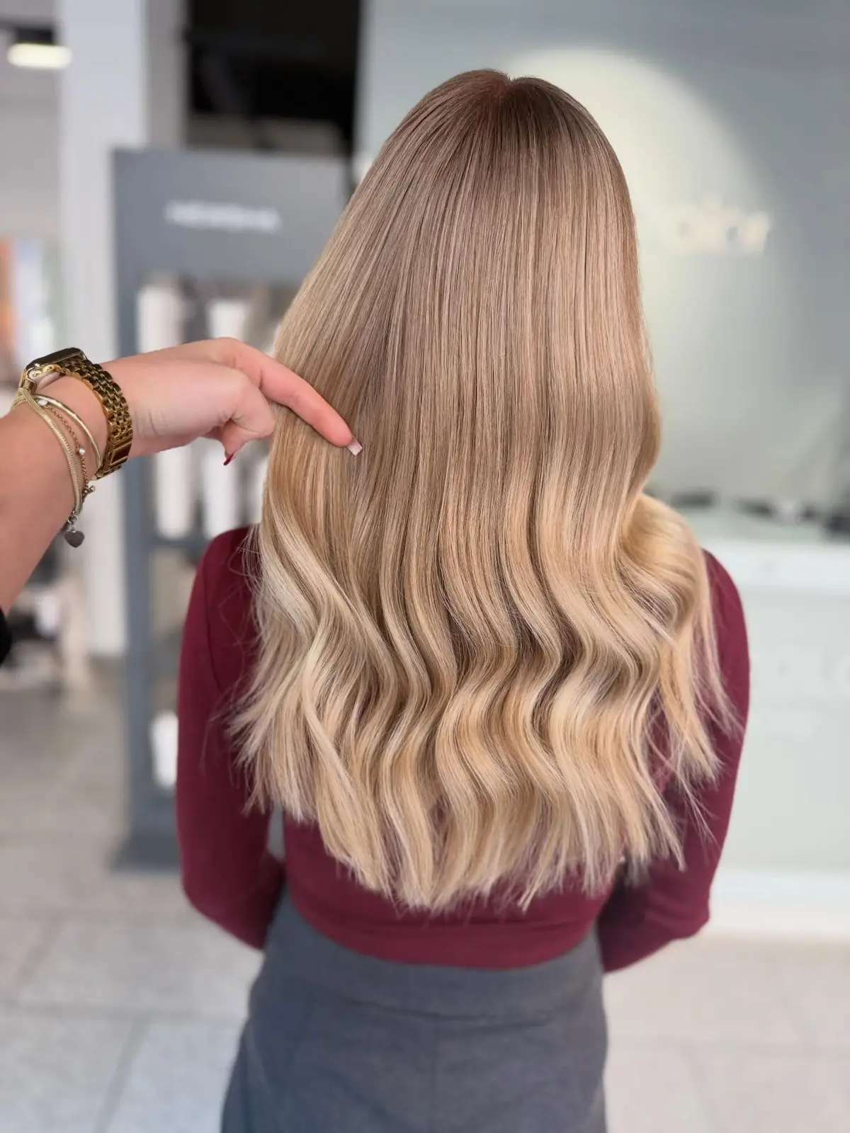 Lange Balayage in hellem Beigeblond mit weichen Wellen