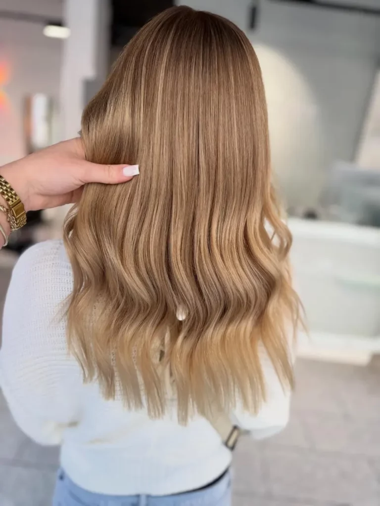 Warmes Honigblond-Balayage mit hellerem Spitzenverlauf