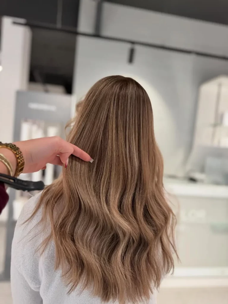 Natürliche Balayage in Nussbraun und Beige