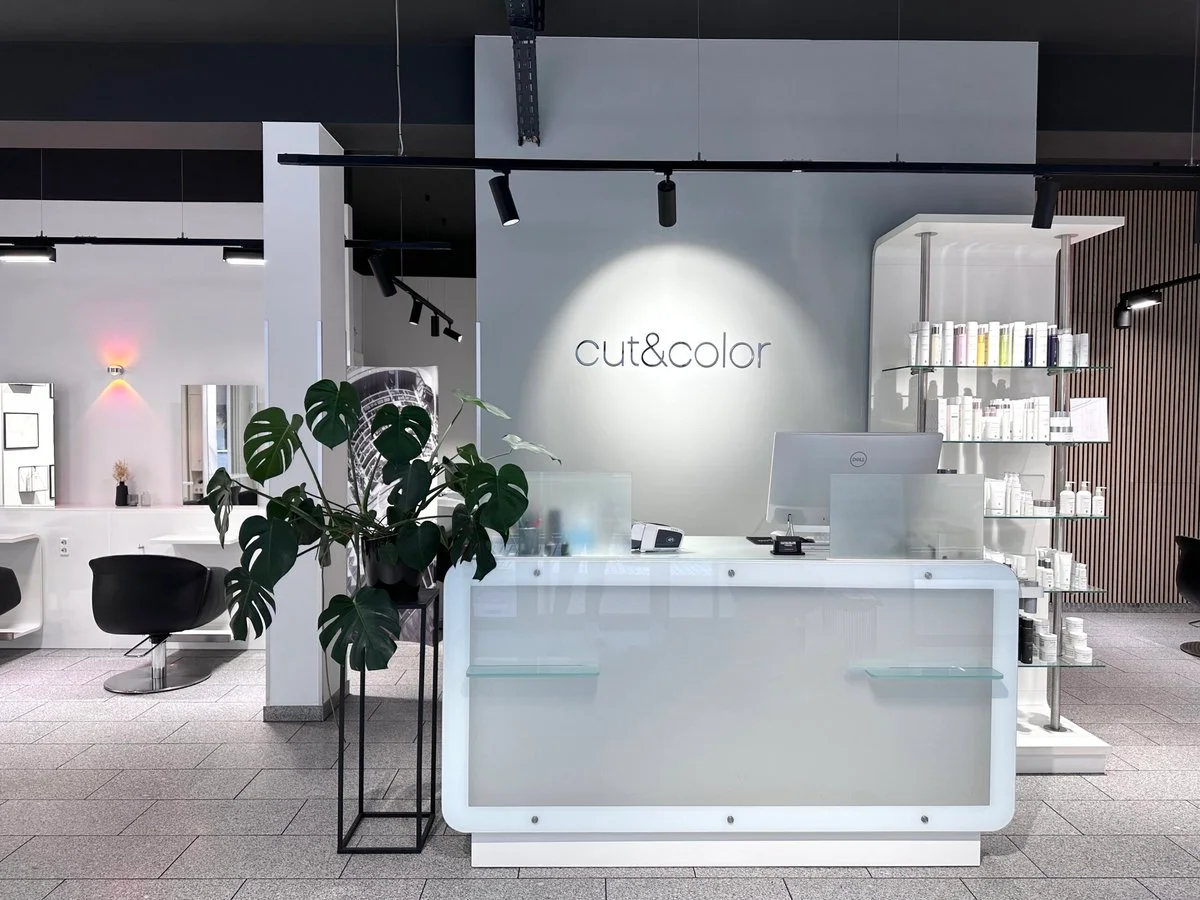 Empfangsbereich von CUT&COLOR Friseure in der Steingasse 11 in Mainz